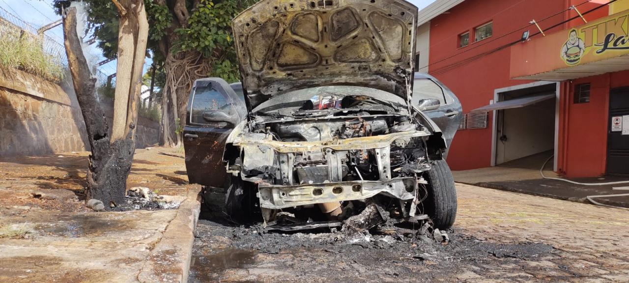 Foto 14 de 15 — Carro pega fogo perto da Via Expressa em Araraquara